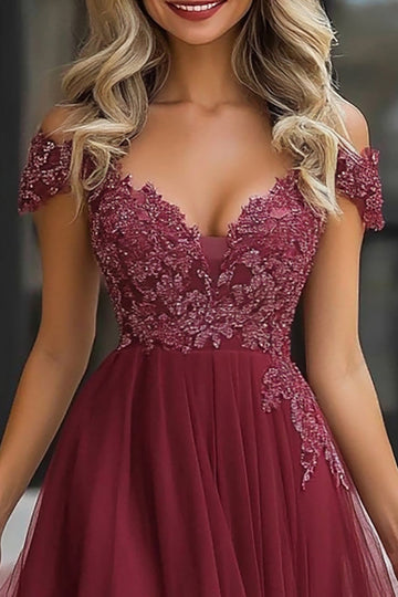 Une ligne bordeaux à épaules dénudées Tulle appliqué Robe mère de la mariée
